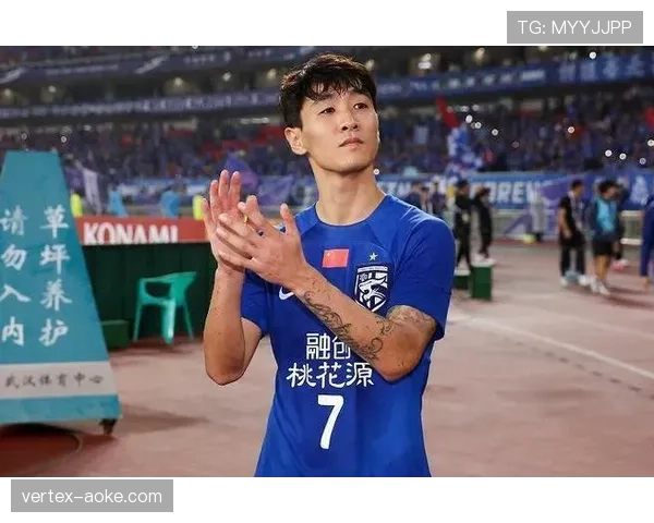 韦世豪又在场边摔水瓶了,这脾气到底图啥? 韦世豪又在场边摔水瓶了,这脾气到底图啥?